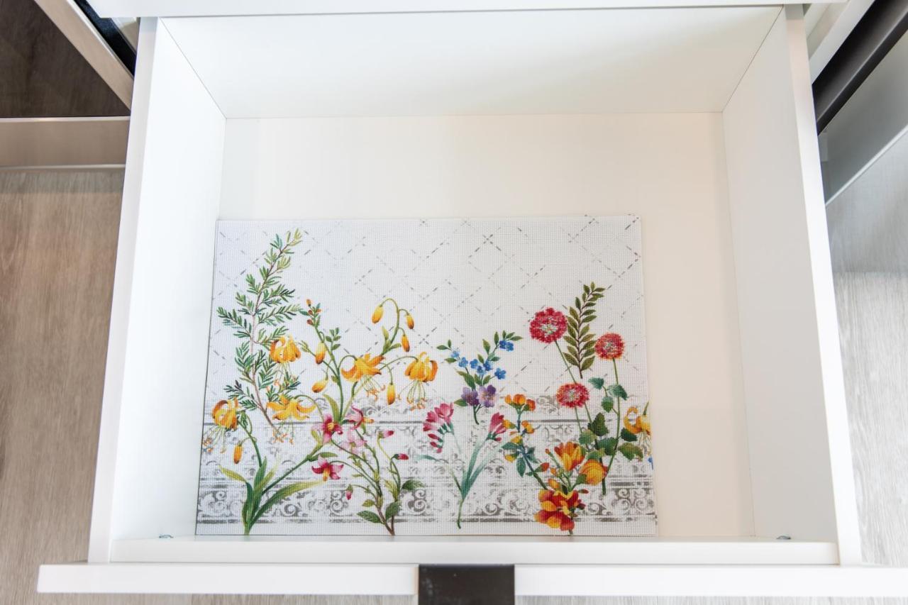 Brand New Luxury Downtown Near The Beach #13 킬로나 외부 사진