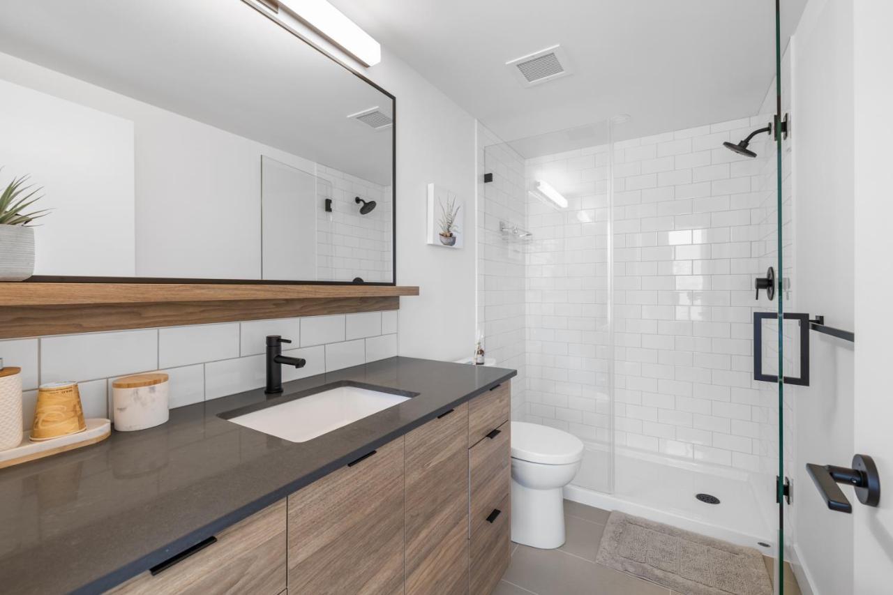 Brand New Luxury Downtown Near The Beach #13 킬로나 외부 사진