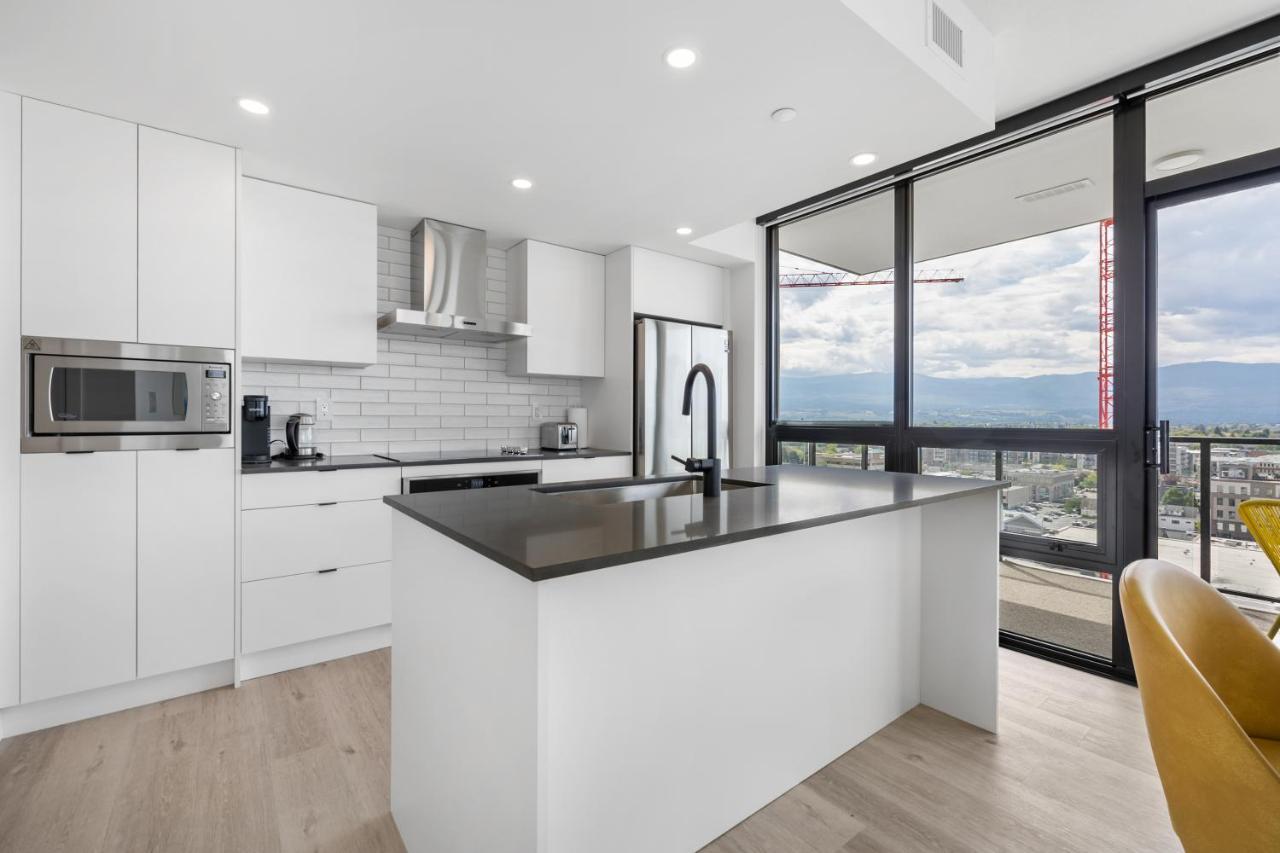Brand New Luxury Downtown Near The Beach #13 킬로나 외부 사진
