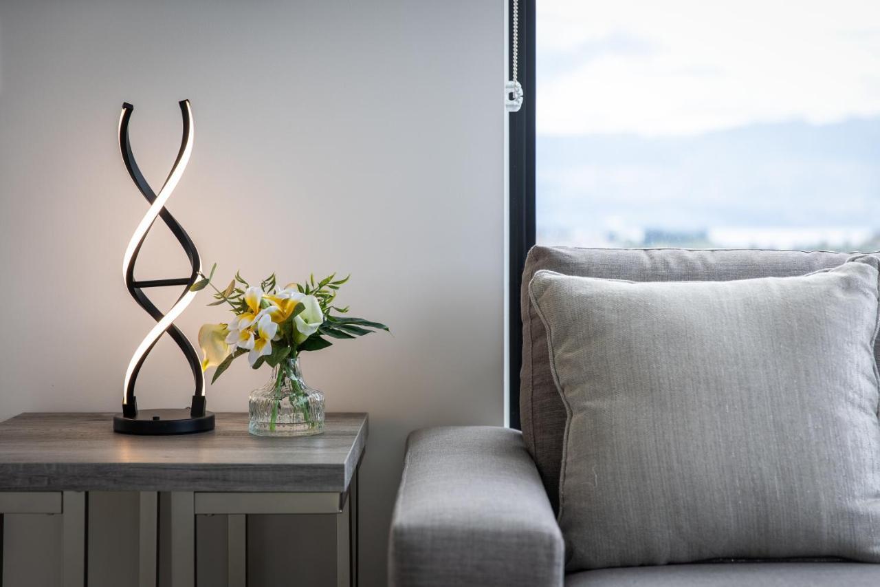 Brand New Luxury Downtown Near The Beach #13 킬로나 외부 사진